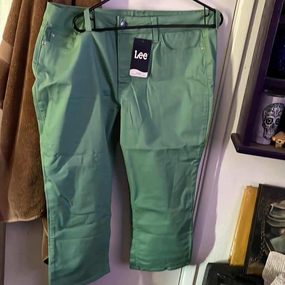 Brand new with tags Lee Capris.